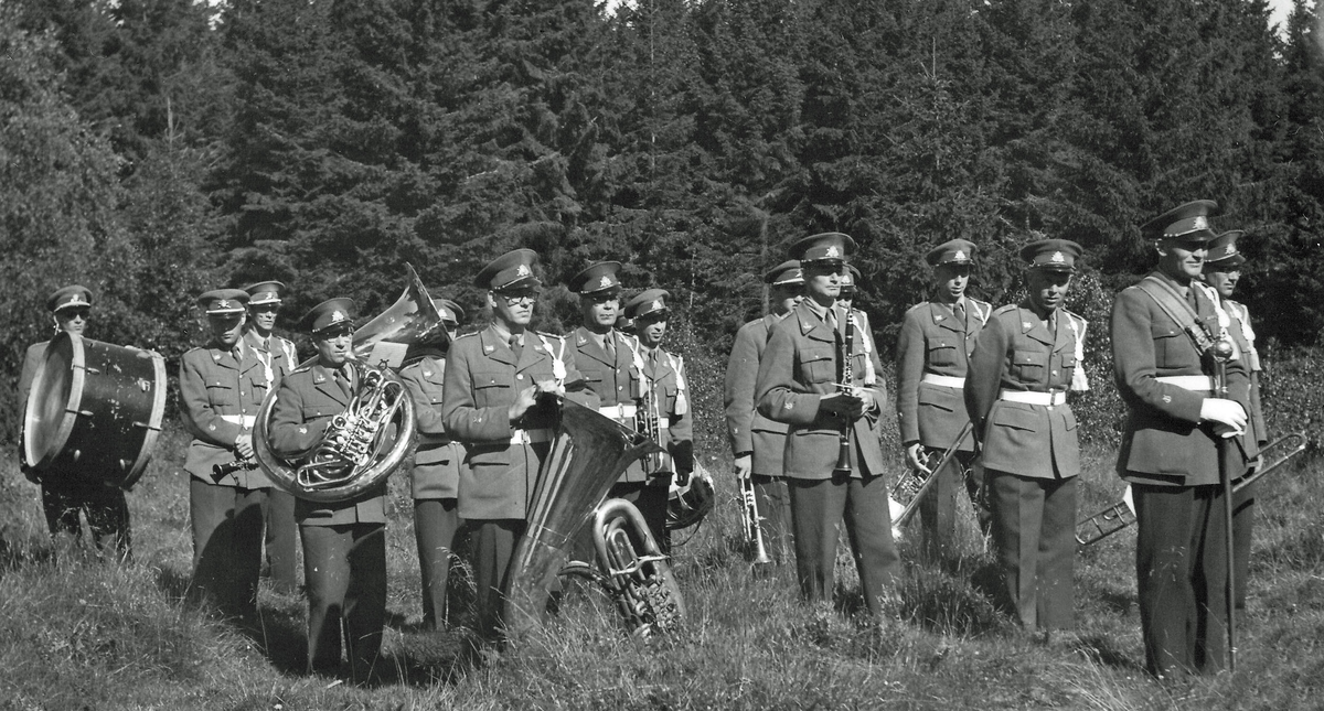 Musikkåren spelar vid indelte sergeanten Clas Hellgrens 90 årsdag 1957-08-03.