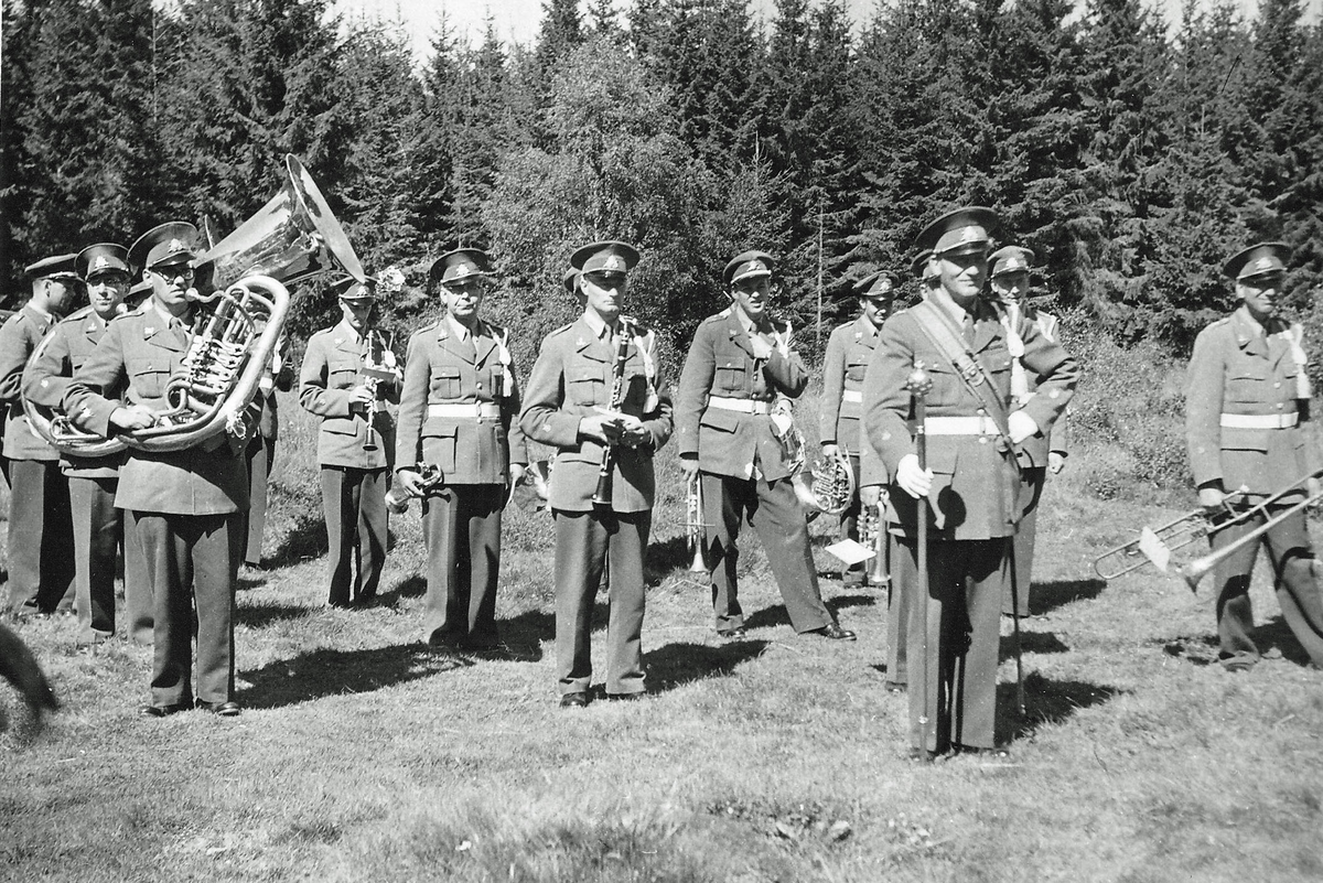 Musikkåren spelar vid indelte sergeanten Clas Hellgrens 90 årsdag 1957-08-03.