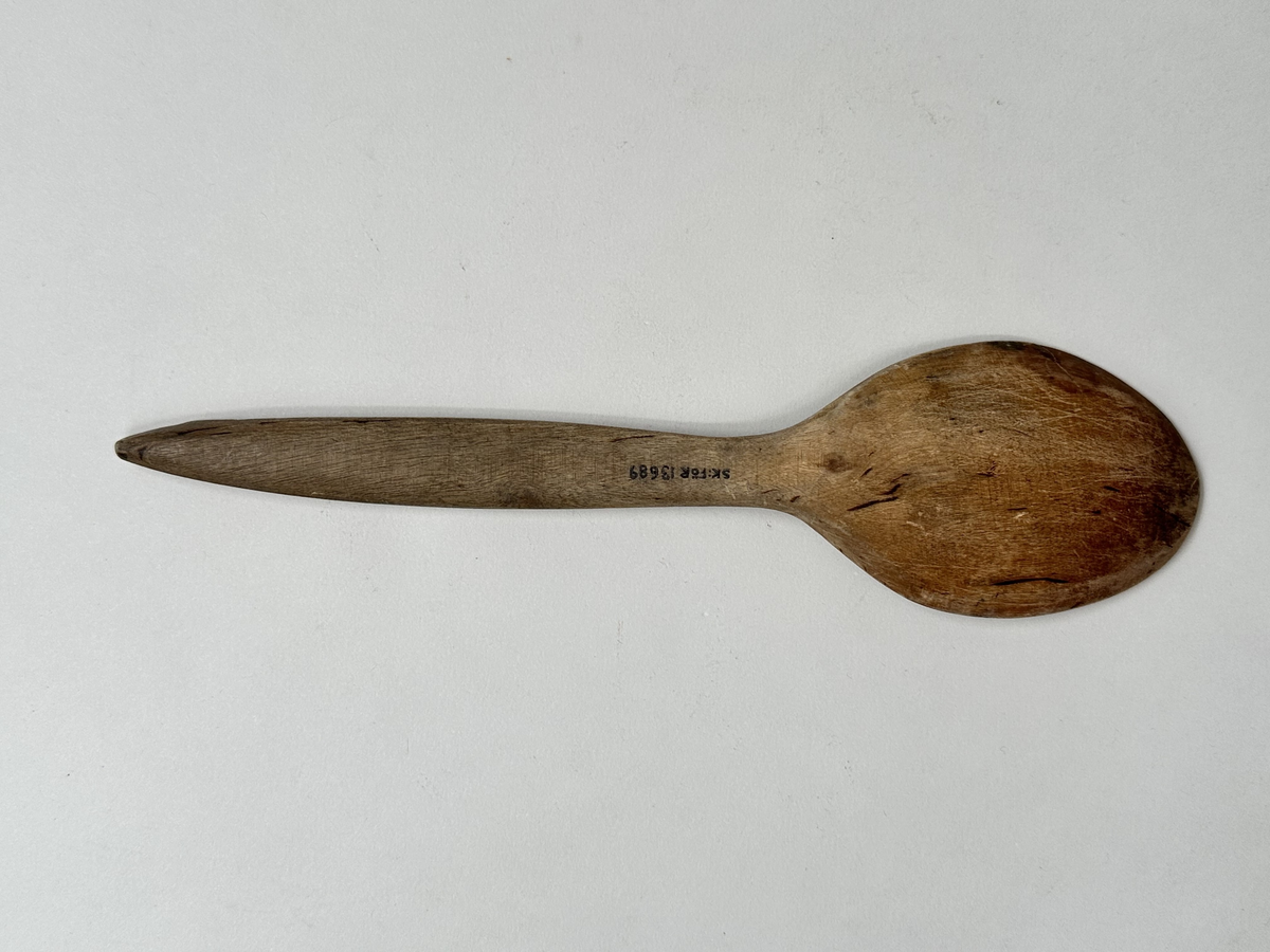 Slev av trä. Handsniden. Bruksslitage, spricka i skålen. 