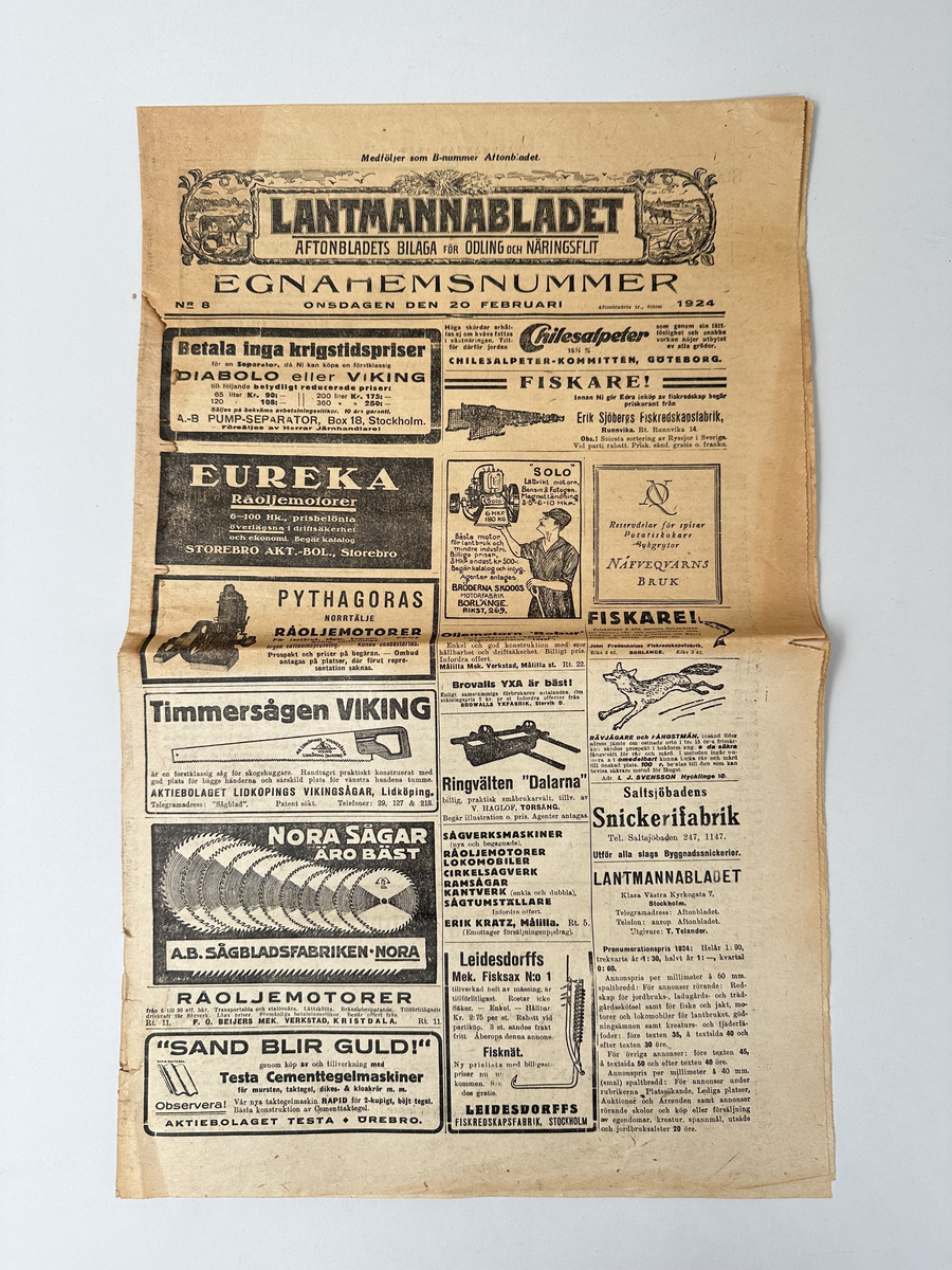 Annonsbilaga, medföljande tidningen Aftonbladet, Nr 8, Onsdagen den 20 februari 1924. Innehåller många annonser om varor till lantbruk och byggnation, och reportage om ladugårdsbyggander bl.a. 8 sidor, men ett uppslag har försvunnit. Ej sprättad upptill.