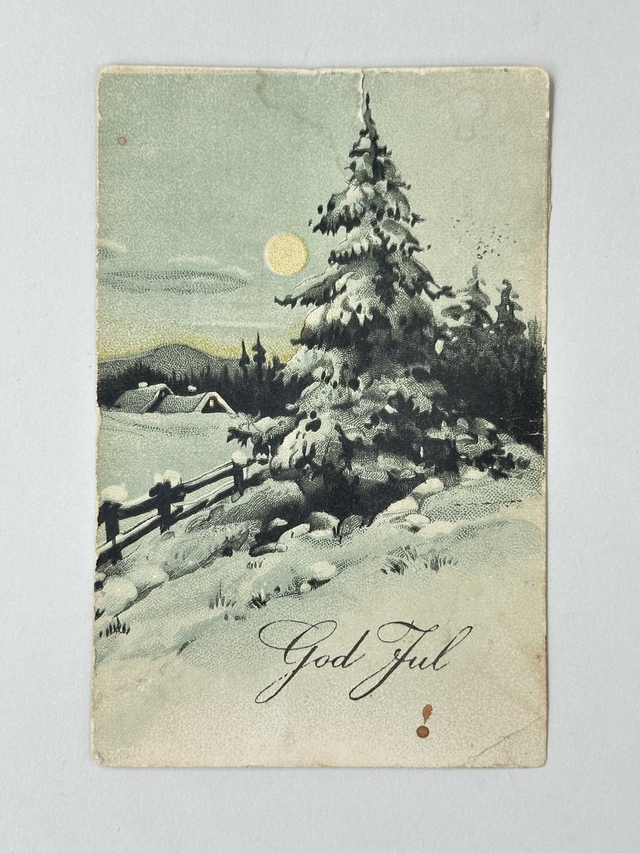 Julkort i kartong. Bild: snölandskap med fullmåne. I förgrunder gran, i bakgrunden gård, skogsbryn, berg. Text: God Jul. Frankerat med två femöres gröna frimärken; lejon i helfigur, profil. Stämplat 23/12 1926.