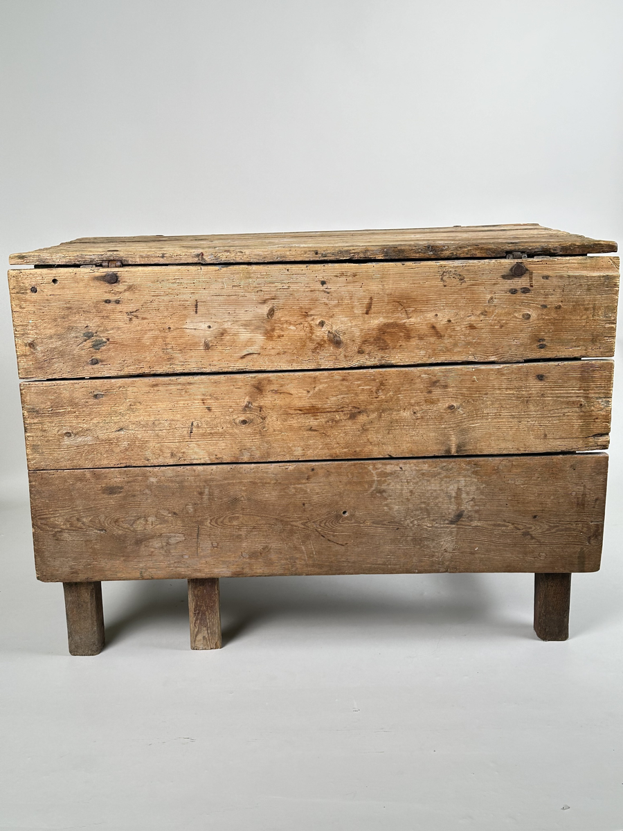 Slagbord i furu. Bordstativ vari två utfällbara stöd för klaffarna fälls ut. Bordskiva samt klaffar av breda plankor. Lådor i sargen på sidorna utan klaffar. 