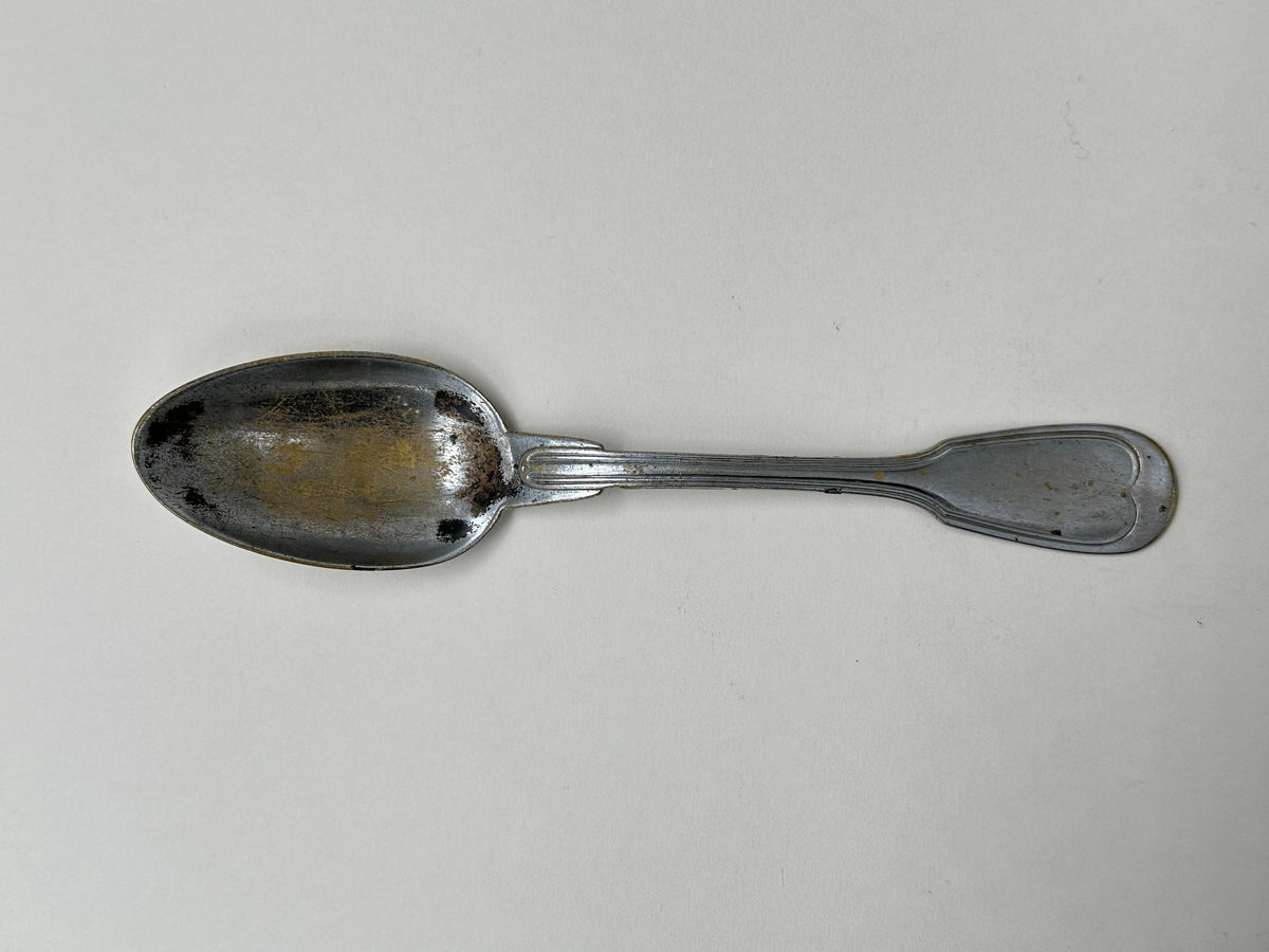 Matsked i förnicklad mässing. Franska mönstret på skaftet. Mycket nött förnickling. 