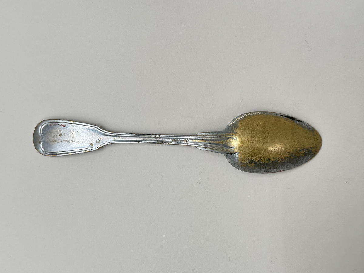 Matsked i förnicklad mässing. Franska mönstret på skaftet. Mycket nött förnickling. 