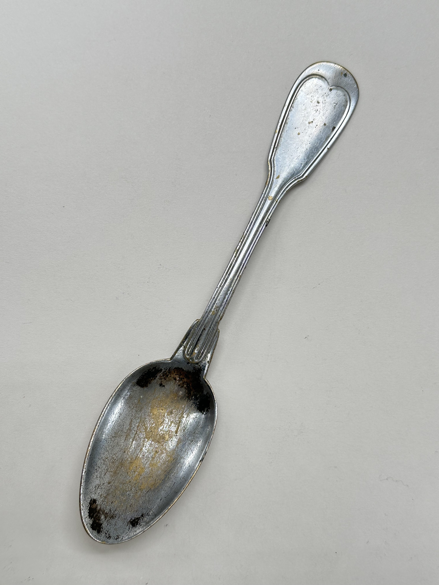 Matsked i förnicklad mässing. Franska mönstret på skaftet. Mycket nött förnickling. 