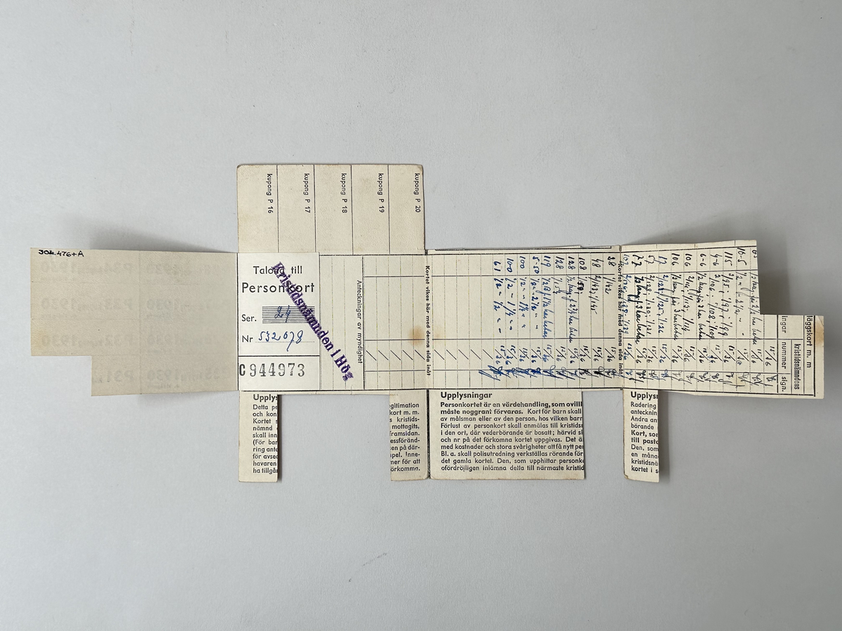 Ransoneringskort, personkort från 1945. Tryckt på beige papper. Vikt. Kuponger och delvis ifylld lista med datum, mängd och signatur. Kortet utgivet av Statens livsmedelskommission, utställt av Kristidsnämnden i Hög. Flertalet kuponger utklippta. 