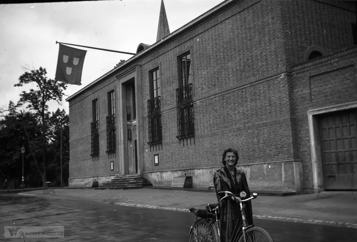 "kunstforeningen, utvendig".Trondheim kunstforening, Bispegata. Spiret på Nidarosdomen.