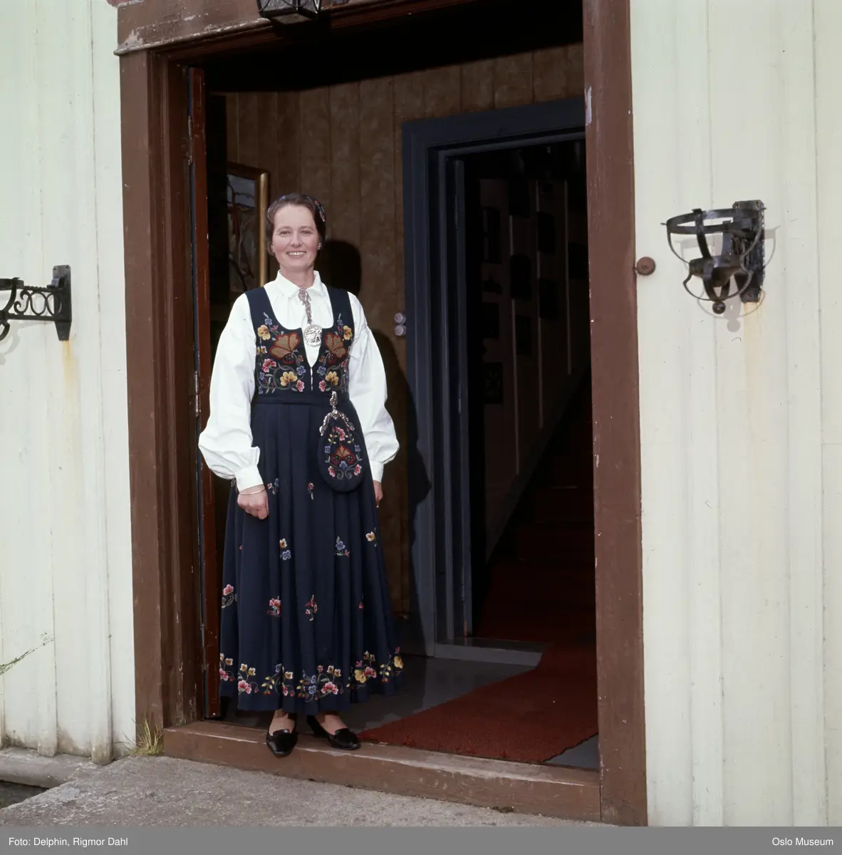 Øyer prestegård, bolighus, inngangsparti, kvinne, prestefrue, bunad