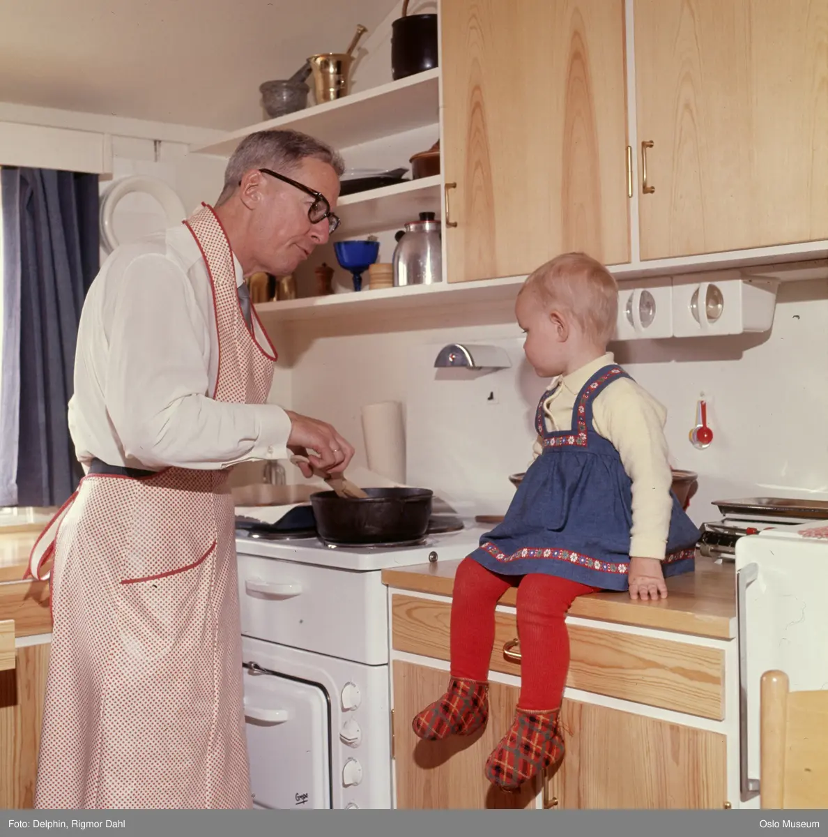 bolig, interiør, kjøkken, mann, komfyr, matlaging,  jente