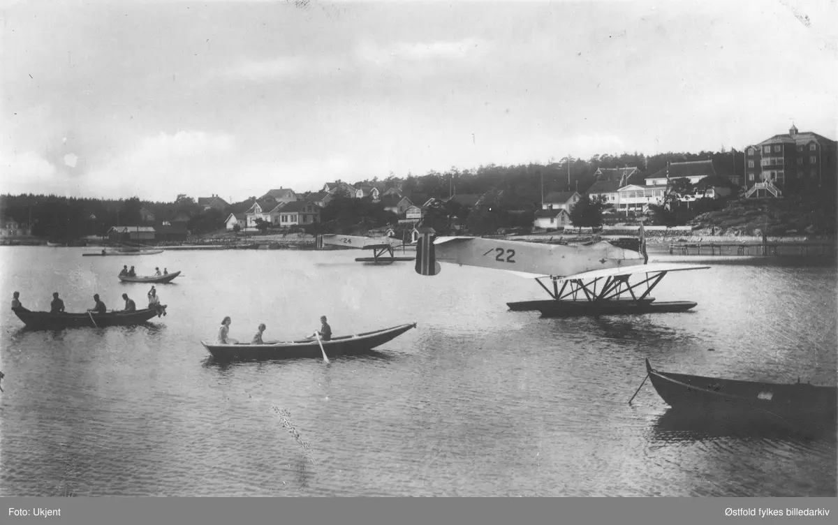 Flyet Hansa Brandenburg w.22 ved brygga på Skjærhalden, Kirkøy, Hvaler ca. 1928-1930. (Vimpel kom etter 3. mai 1928, postkort stempla 1931). Benz motor. Senere 260 HK. Mercedes D.IVa som de egentlig var konstruert for. Flyene ble bygd på lisens høsten 1920. Konstruktør var Heinkel. Flyet var vanlig i Nord-Norge (leting) og Vestlandet (søk etter sild, post, til ambulanse).