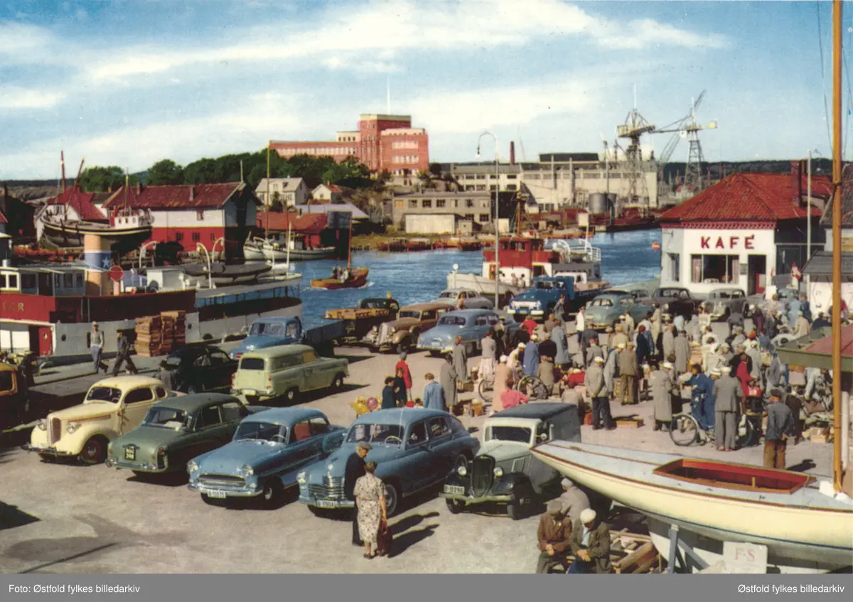 Blomstertorget i Fredrikstad ca.  1950  med Glomma og Fredrikstad mekaniske verksted (FMV) i bakgrunnen, samt slippen til venstre. Kafeen til er borte (brant).