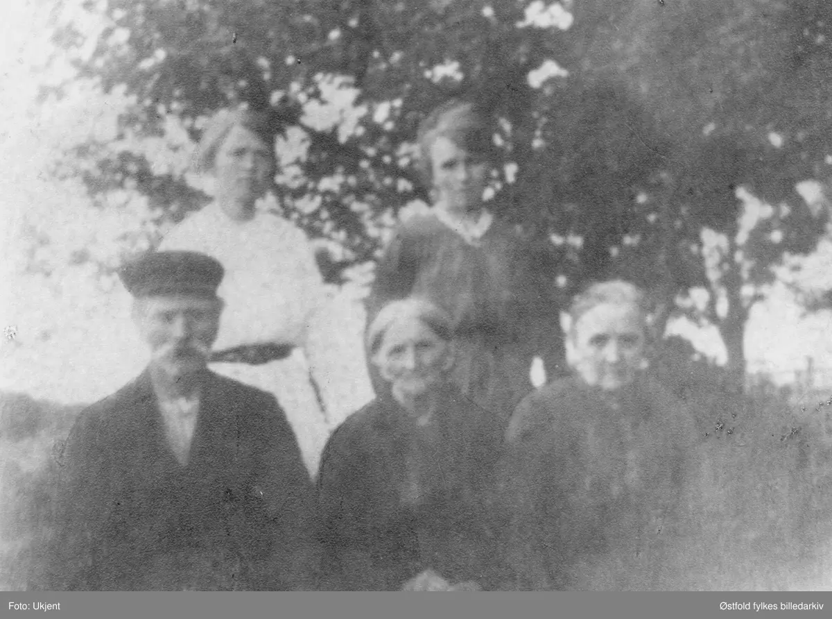Gruppebilde av Anton og Karoline Heia, søster Anne Marie. Barn Anette og Mathilde. Varteig ca. 1915.