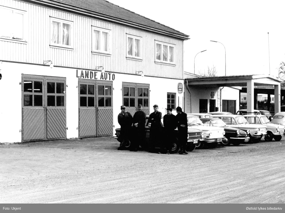 Lande Auto i Tune ca. 1966-67,  bilverksted, eldre bensinstasjon til høyre. 
Fra venstre 
Arne Fred Sandtangen (nå Tune karosseriverksted), Kjell Kilde eier, Finn Stubberud eier, Ingar Minge (daglig leder av Lande Auto), NN.
Bilene fra venstre: to NSU Prinz, en NSU kupé, en NSU Prinz 4, NSU Prinz 3, Saab 93.