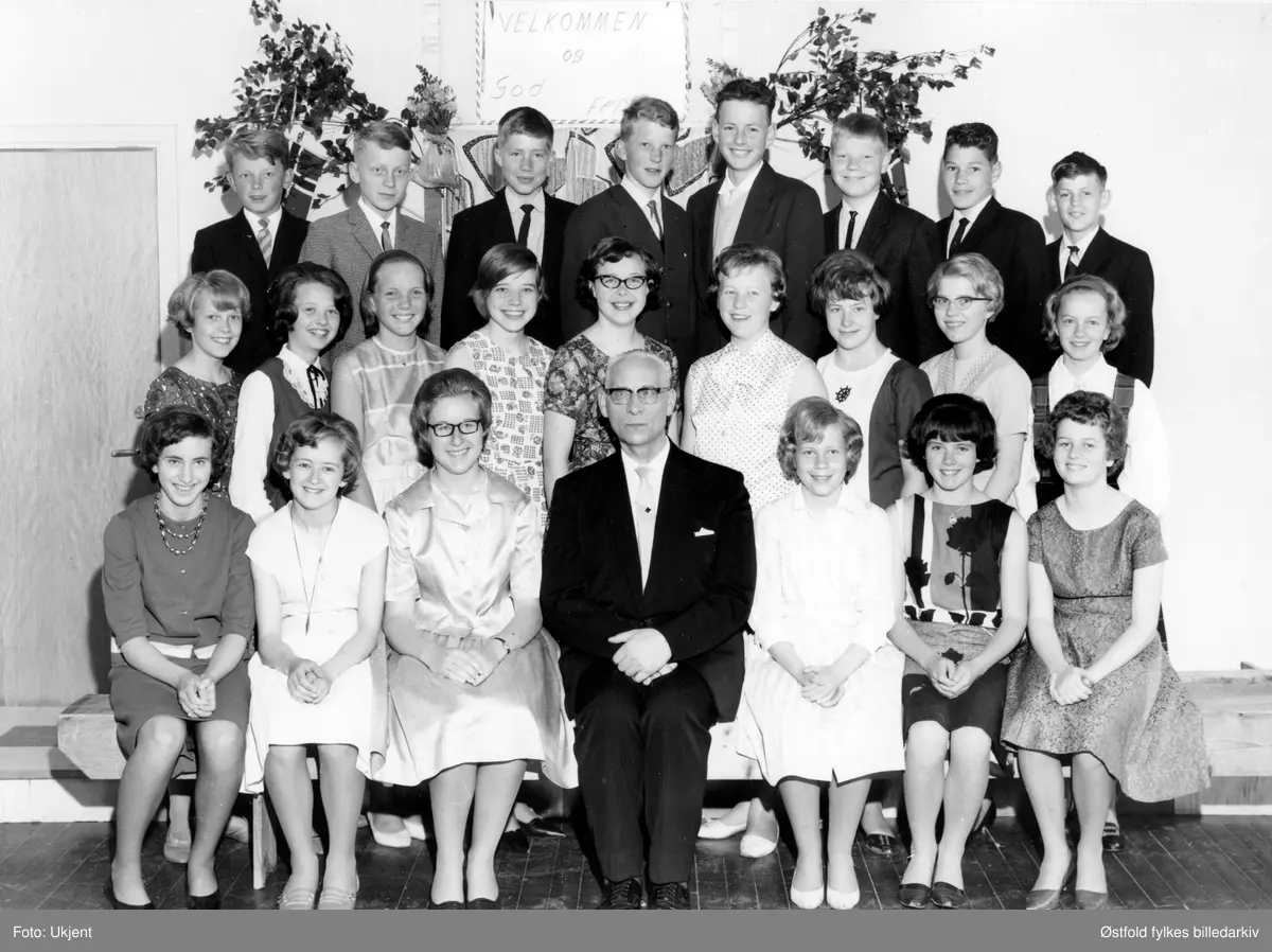 Varteig skole i 1965, viser 7. klasse i sitt avgangsår.  Eiliv Løvhaug var lærer og skoleinspektør på Varteig skole fra 1959 til 1970. 

Første rad fra venstre: 
Lisbeth Dalen, Jorun Bergerud, Ragnhild Myrås, lærer Eiliv Løvhaug, Aud Sulusnes, Mari Tomta, Anne Marie Borgen. 

Andre rad fra v.: 
Bjørg Bøe, Anne Kristine Småberg, Unni Folkestad, Solveig Pettersen, Marianne Beregerud, Ragnhild Lunde (eier av bildet og seinere gift Komperød), Eli Tidemansen, Inger Elisabeth Sælid, Inga Marie Hansen. 

Tredje rad: Steinar Eriksen, Helge Bergby, Arnfinn Kulleurd, Kåre Lunde, Arne Belsby, Petter Grøtvedt, Jan  Erik Gressløs, Bjørn Jensen.