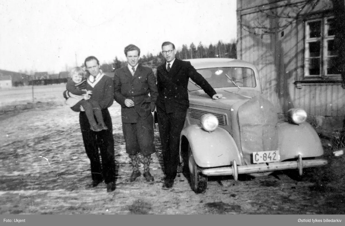 Menn med bil på tunet,  Isak Lunde i midten. Bil med kjennetegn C-842. Bilen er en Opel Super Six 1937-38-modell.