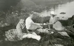 På Morsholmen;  Torkel, Kärmor, Anne-B