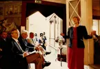 Museichef Inga Junhem håller tal i samband med Tobaks- och Tändsticksmuseums invigning år 2000.