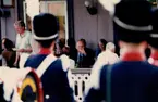 Besökare äter på Gubbhyllan i samband med Tobaks- och Tändsticksmuseums invigning år 2000.