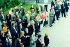 Folksamling utanför Gubbhyllan på Skansen i samband med Tobaks- och Tändsticksmuseums invigning år 2000.