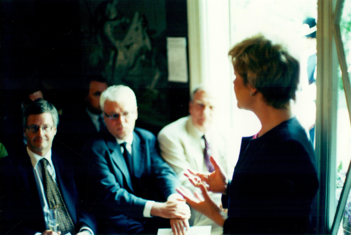 Museichef Inga Junhem håller tal vid Tobaks- och Tändsticksmuseums invigning år 2000.
