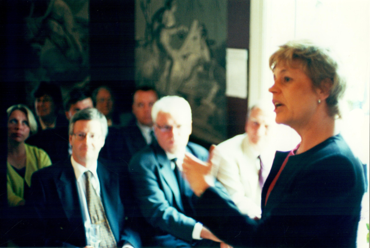 Museichef Inga Junhem håller tal vid Tobaks- och Tändsticksmuseums invigning år 2000.
