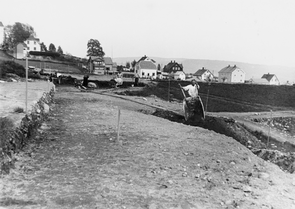 Opparbeidelse av gater på Kråkjordet 1935, Parkvegen. Hunn gård oppe til venstre.