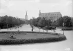 Linköping 1902 och den vy som då först mötte stadens ankommande tågresenärer. Järnvägsavenyn hade medvetet vinklats för att låta domkyrkans torn bilda accent i fonden och med sitt signum välkomna besökaren. Upplevelsen kom att förändras efter Frimurarehotellets tillkomst 1912.