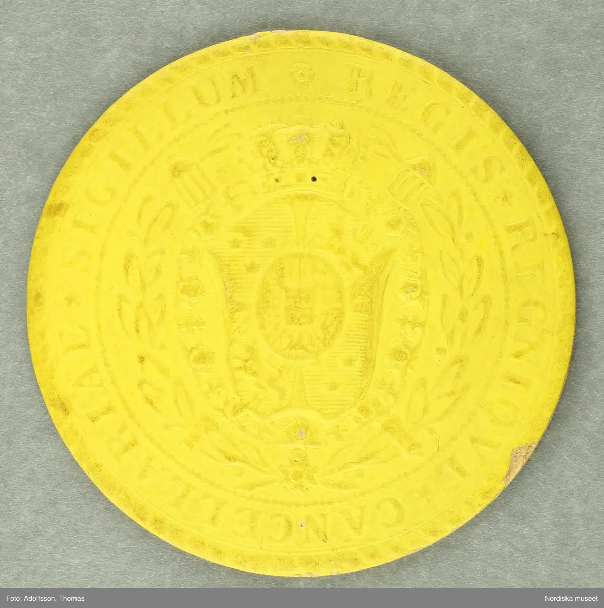 Huvudliggaren:
"Riksdagspoletter av papp, runda 4 gula och 1 svart, utfärd. för Liss Olof Larsson åren 1867, 1870, 1873, 1876, samt kyrkomötet 1878.. 5 st.
G 21/3 1904 Liss Lars, kapten, Vaxholm."
