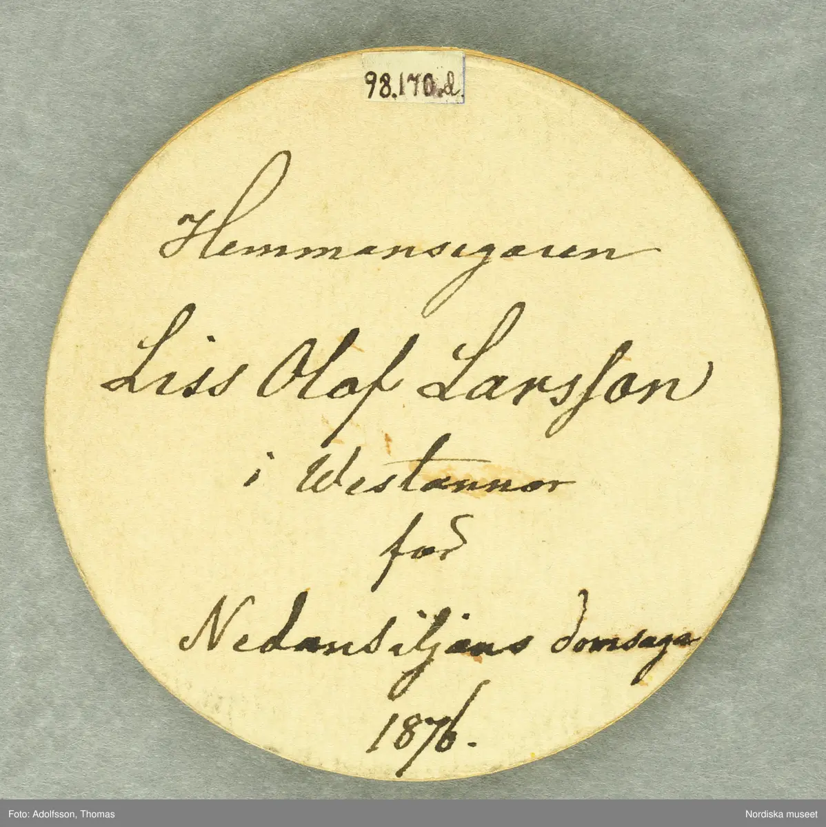 Huvudliggaren:
"Riksdagspoletter av papp, runda 4 gula och 1 svart, utfärd. för Liss Olof Larsson åren 1867, 1870, 1873, 1876, samt kyrkomötet 1878.. 5 st.
G 21/3 1904 Liss Lars, kapten, Vaxholm."