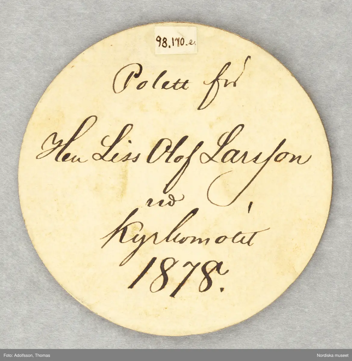 Huvudliggaren:
"Riksdagspoletter av papp, runda 4 gula och 1 svart, utfärd. för Liss Olof Larsson åren 1867, 1870, 1873, 1876, samt kyrkomötet 1878.. 5 st.
G 21/3 1904 Liss Lars, kapten, Vaxholm."