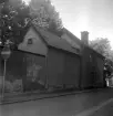 Fotoåret 1955 stod ännu några äldre hus kvar utmed den ännu äldre Stora Badstugatan i Linköping. Som här nummer 7 vid gatans norra sida.