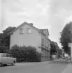 Parti av Barnhemsgatan i Linköping som den tog sig ut fotoåret 1955. Närmast Barnhemsgatan 12. Vy mot norr.