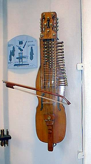 Nytillverkad av Erik Sahlström inför utställningen i folkmusikrummet.