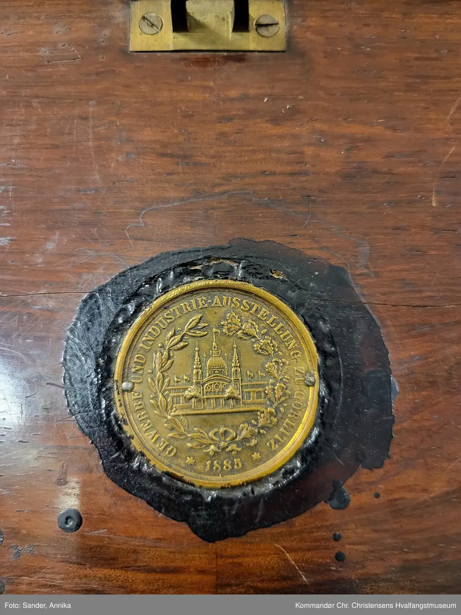 Piano i empire stil med buede føtter.
