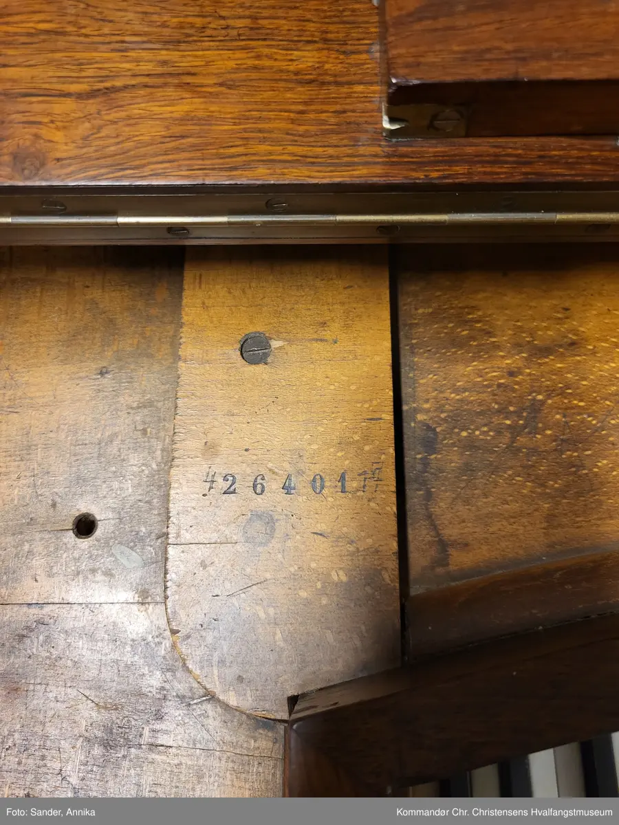 Piano i empire stil med buede føtter.