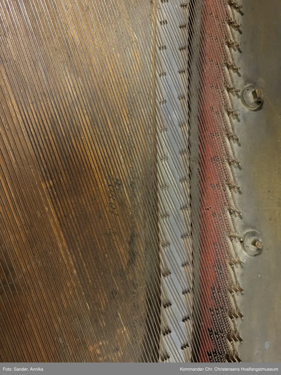 Piano i empire stil med buede føtter.