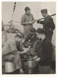 Sjömän skalar potatis.