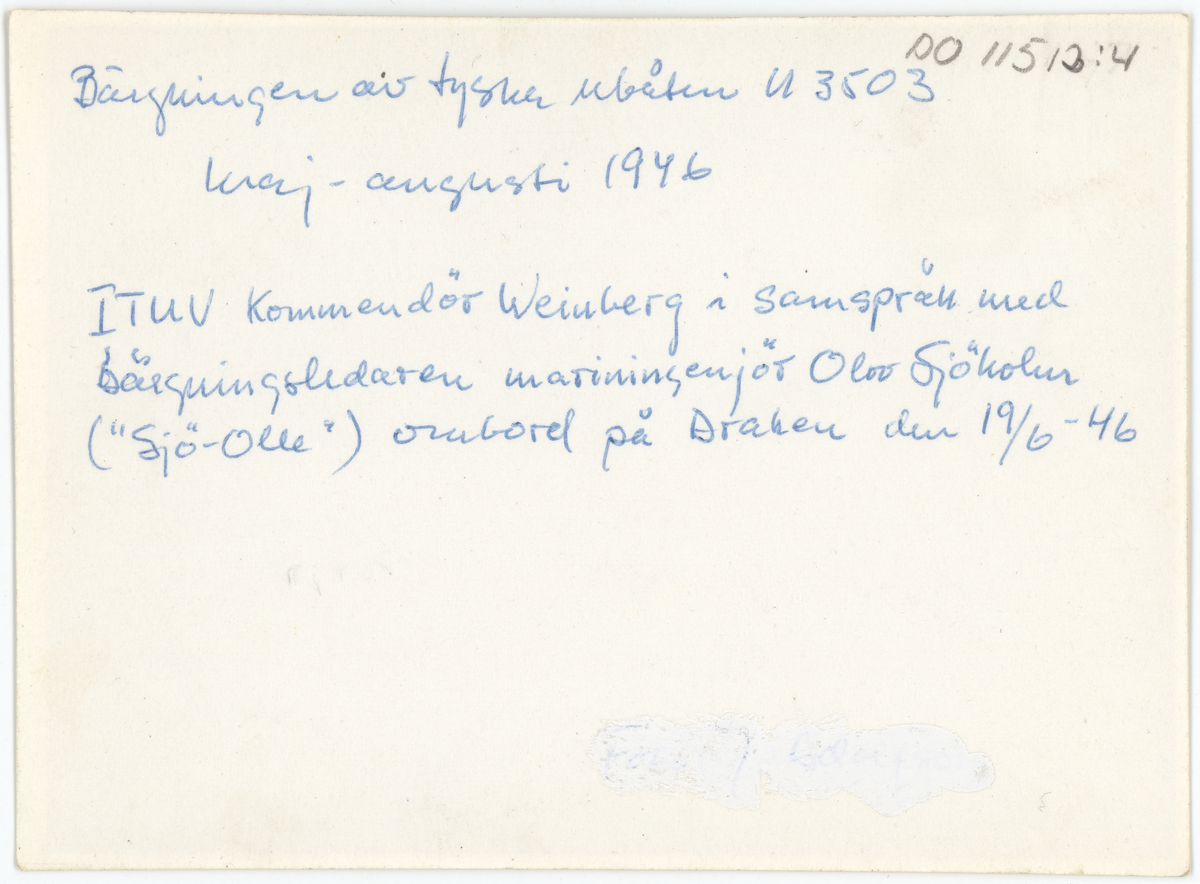 Bilden visar ITUV kommendör Weinberg i samspråk med bärgningsledaren mariningenjör Olov Sjöholm ("Sjöolle") ombord på Draken den 19/6 - 46.