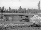 Vägbro över Låsjöns utlopp på en väg mellan Hammerdal och Strömsund. Idag E45.