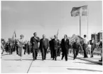 Invigning av vägbro mellan Bergnäset och Luleå. Hans Kungliga Höghet Prins Bertil promenerar över den nya bron med digniteter.