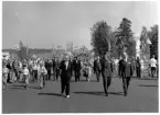 Invigning av vägbro mellan Bergnäset och Luleå. Hans Kungliga Höghet Prins Bertil promenerar över den nya bron med digniteter.