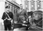 Kommunikationsminister Olof Palme (i bilen), Högertrafikgeneral Lars Skiöld och okänd polisman.