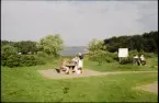 Rastplats med utsikt mot vattendrag.