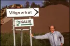 Man vid vägskylt.