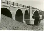 Västerbron i Arboga. Byggd av Kristinehamns Cementgjuteri, G. S. Karlsson och C:o. Idag Länsväg 569 Västmanlands län.