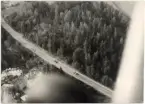 Flygbild över gamla vägen Örebro - Arboga. Idag Länsväg 823 Örebro län.
