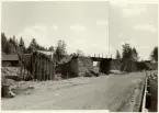 Byggande av viadukt för järnväg över Riksväg 12 vid Duvnäs. Bild från norr. Idag Riksväg 70.