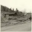 Byggande av viadukt för järnväg över Riksväg 12 vid Duvnäs. Bild från norr. Provisoriskt järnvägsspår syns bortom järnvägsbanken. Idag Riksväg 70.