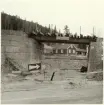 Byggande av viadukt för järnväg över Riksväg 12 vid Duvnäs. Bild från norr. Provisorisk järnvägsbank bortom viadukten. Idag Riksväg 70.