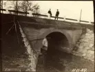 Bro över bäck vid Edenberga, Edenbergaån. Laholm - Våxtorp. Betongbro. Vägräcken med stengardister. Idag Länsväg 531 Hallands län.